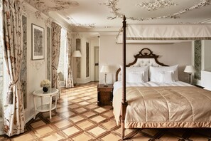 Coffres-forts dans les chambres, bureau, fer et planche à repasser