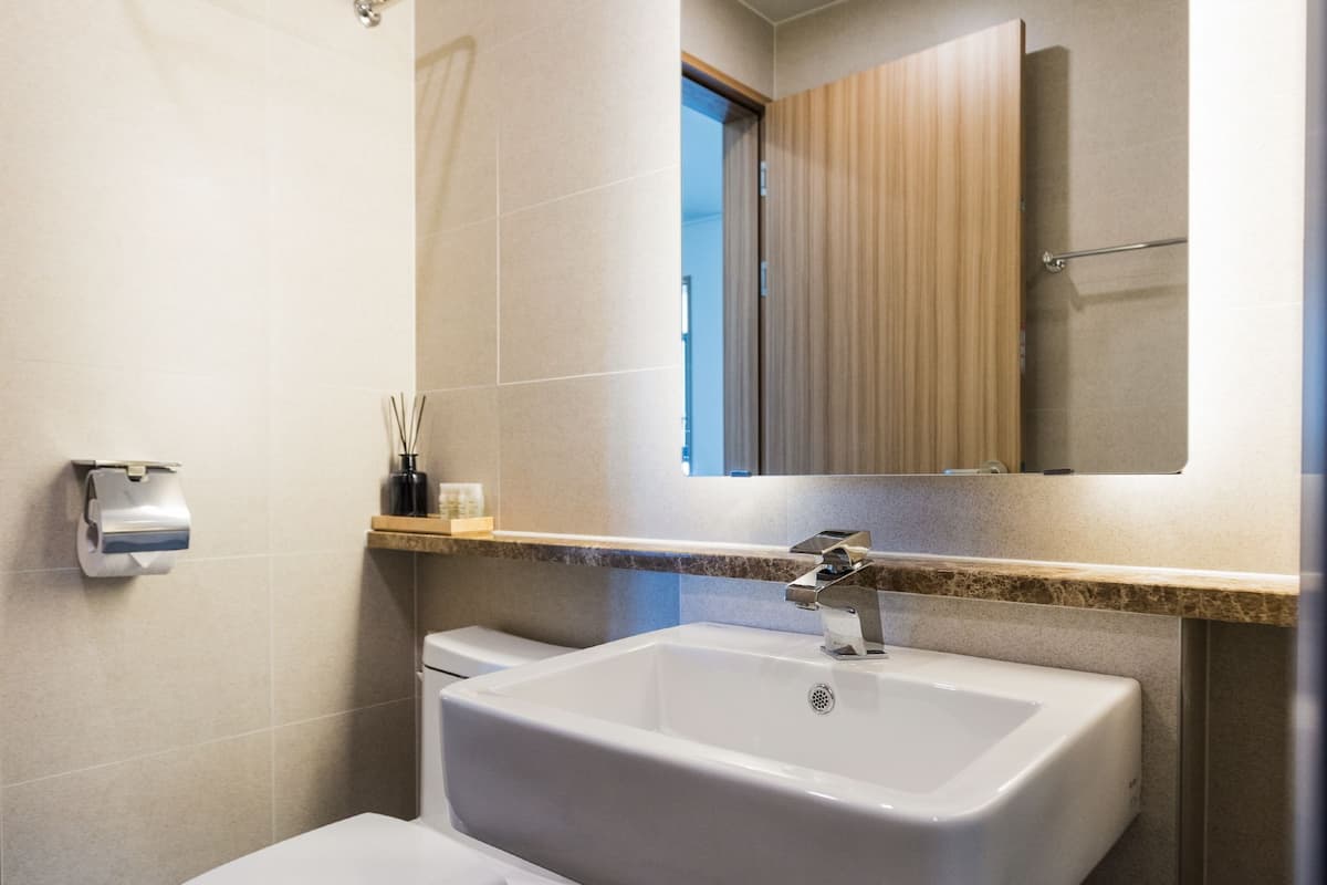 shower, rainfall showerhead, free toiletries, hair dryer