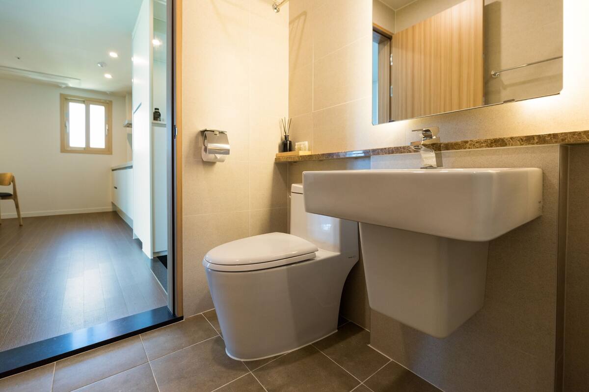 shower, rainfall showerhead, free toiletries, hair dryer