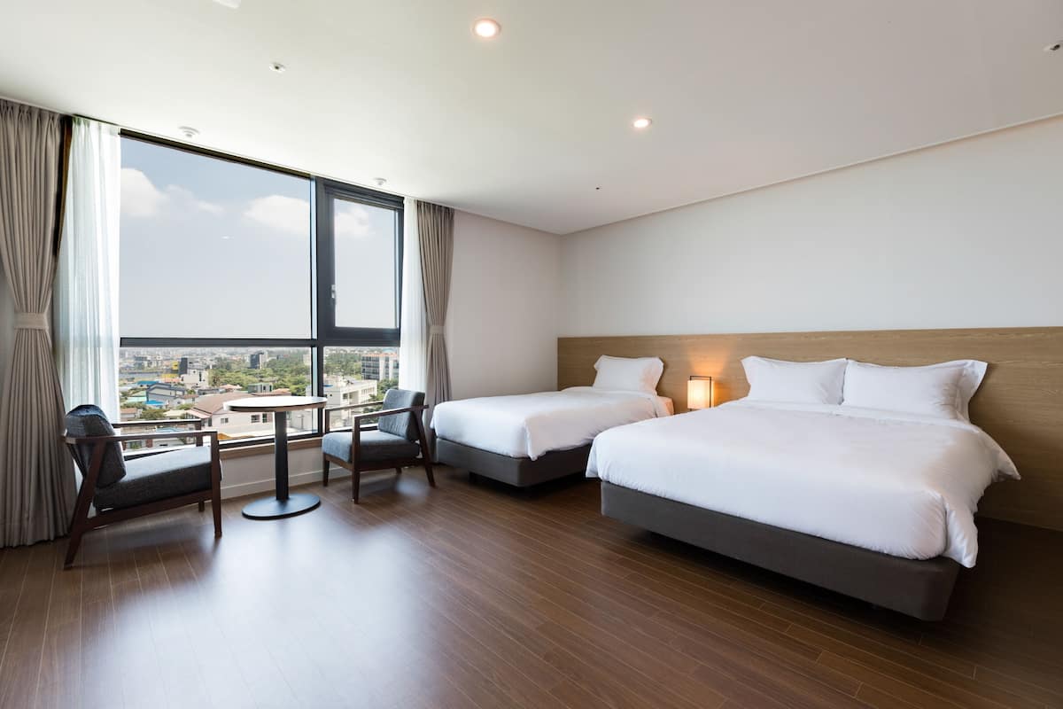 Habitación triple Deluxe, vistas al mar, junto a la playa | Escritorio, cortinas opacas, sistema de insonorización y wifi gratis