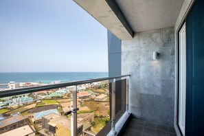 Classic Suite, 1 Bedroom, Ocean View, Beachside - Simple cooking available from minimum 3-night stay | Balcon