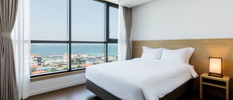 Escritorio, cortinas blackout, insonorización y wifi gratis