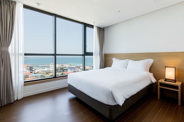 Escritorio, cortinas blackout, insonorización y wifi gratis