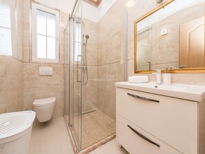 Baignoire, sèche-cheveux, serviettes fournies, papier toilette