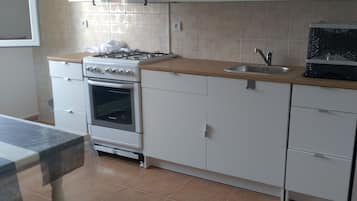 Fridge, oven, stovetop, coffee/tea maker