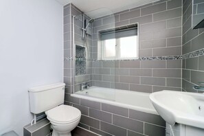 Regadera, amenidades de baño gratuitas, toallas 