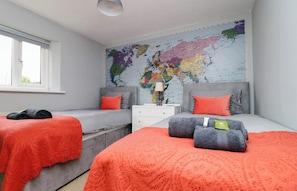 3 bedrooms, desk, iron/ironing board, WiFi - Home From Home: Gloucester by STAE-Homes (Gloucester)