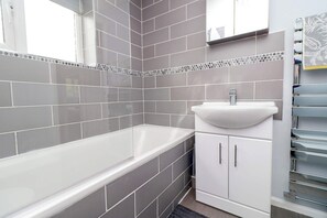 Ducha, artículos de higiene personal gratuitos y toallas