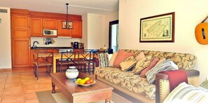 Fernseher, DVD-Player, Tischtennisplatte, Bücher