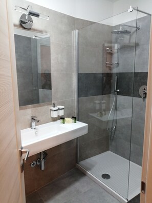 Deluxe Triple Room | Bathroom | Shower, rainfall showerhead, free toiletries, hair dryer - Km 0 dal Centro (Pitigliano)