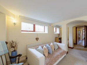 Apartment, Mehrere Betten | Wohnbereich | 30-Zoll-Fernseher mit Kabelempfang