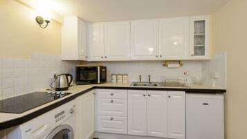 Apartment, Multiple Beds | Private kitchen | Fridge, microwave, oven, stovetop