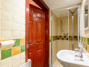 Apartment, Multiple Beds | Bathroom | Shower, hair dryer, towels