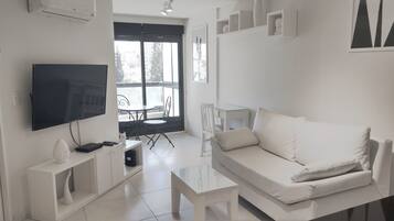 Comfort Apartment | Living room | 32-inch Smart TV with cable channels, TV