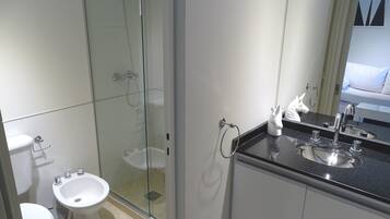 Comfort Apartment | Bathroom | Shower, rainfall showerhead, towels, soap