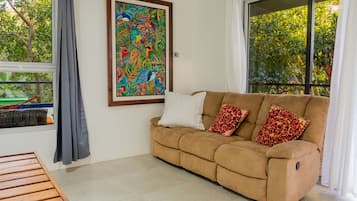 Family Bungalow, 2 Bedrooms, Kitchenette, Garden View | Living area | Books