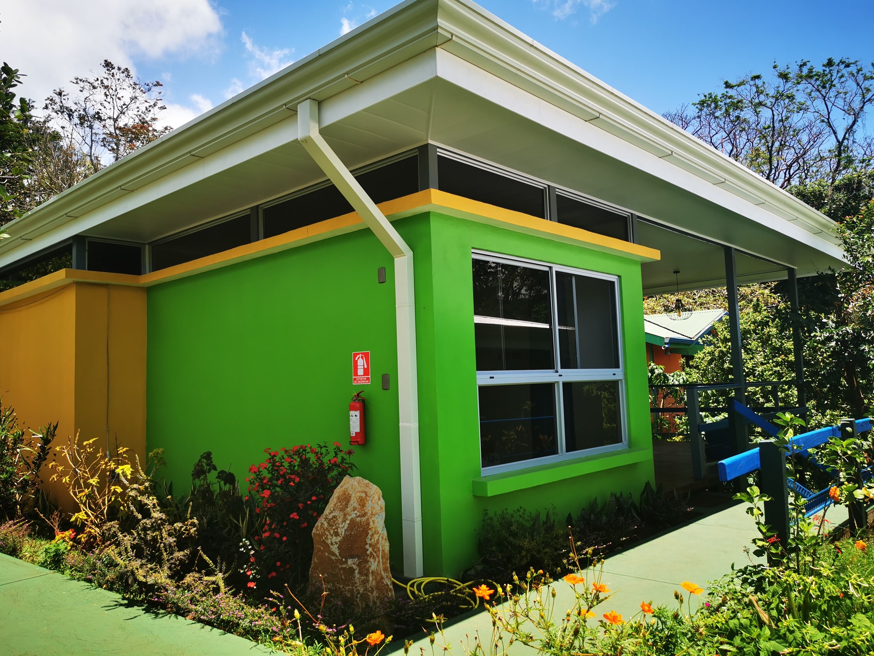 Vista frontal de la propiedad