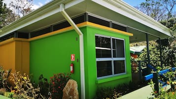 Vista frontal de la propiedad