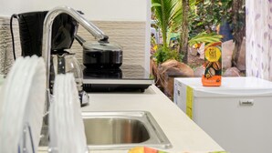 A kitchen with a sink, a coffee machine, and a refrigerator. - Agutipaca B&B (Río Naranjo)