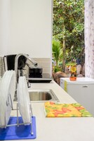 Bangalô família, 2 quartos, cozinha americana, vista para o jardim | Cozinha privada | Cafeteira/chaleira, geladeira, talheres/pratos/utensílios de cozinha