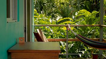 Standard Studio Suite, Kitchenette, Garden View | Terrace/patio