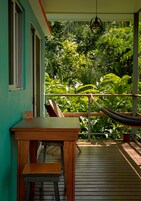 Suíte estúdio standard, cozinha americana, vista para o jardim | Terraço/pátio
