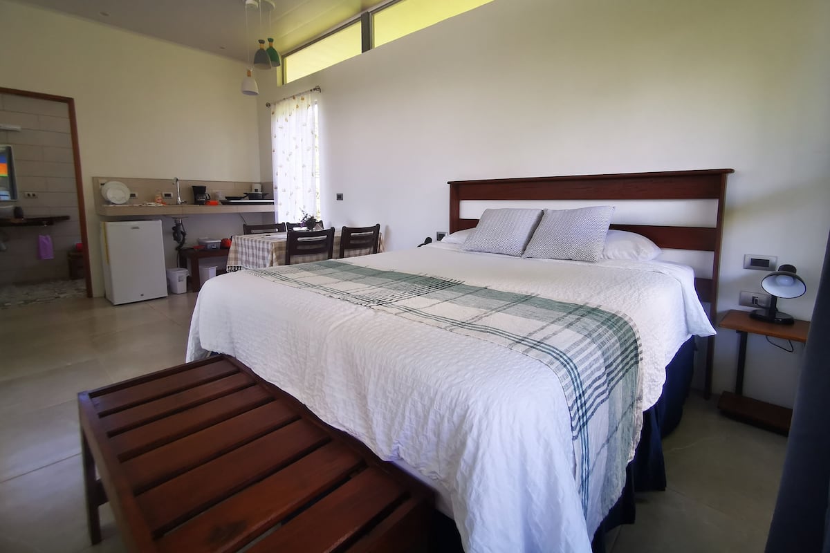 Bungalow familiar, 2 habitaciones, cocineta, vista al jardín | 1 habitación, ropa de cama hipoalergénica y edredón