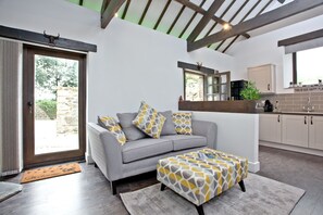 Smart TV, stereo - The Barn in Lanhydrock, Bodmin -  a cottage that sleeps 6 guests  in 3 bedrooms (Llanhydrock)