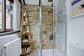 Combined shower/bathtub, hair dryer - The Barn in Lanhydrock, Bodmin -  a cottage that sleeps 6 guests  in 3 bedrooms (Llanhydrock)