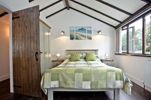 3 bedrooms, desk, iron/ironing board, internet - The Barn in Lanhydrock, Bodmin -  a cottage that sleeps 6 guests  in 3 bedrooms (Llanhydrock)