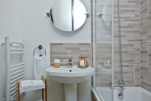Combined shower/bathtub, hair dryer - The Barn in Lanhydrock, Bodmin -  a cottage that sleeps 6 guests  in 3 bedrooms (Llanhydrock)