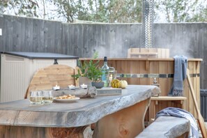 Outdoor dining - The Barn in Lanhydrock, Bodmin -  a cottage that sleeps 6 guests  in 3 bedrooms (Llanhydrock)