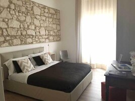 Deluxe Junior Suite | 1 bedroom, minibar, individually decorated, individually furnished