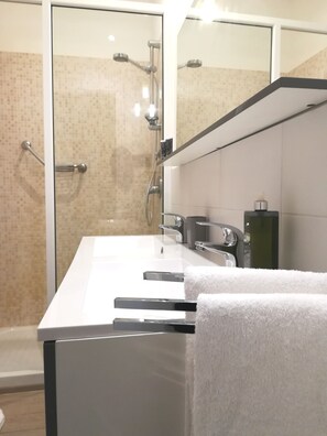 Suíte, 1 quarto | 1 quarto, frigobar, individualmente decorados