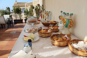 Café da manhã completo grátis todos os dias