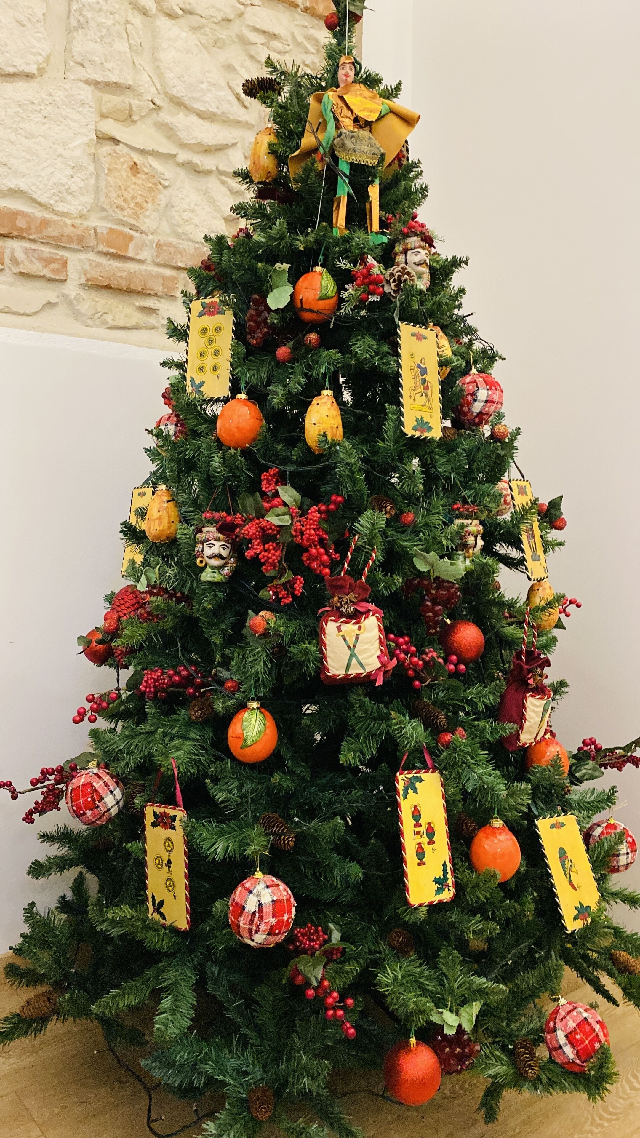 Un arbre de Nadal amb ornaments i decoracions.