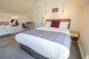 5 bedrooms, individually decorated, desk, bed sheets