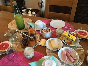 Tägliches inbegriffenes kontinentales Frühstück