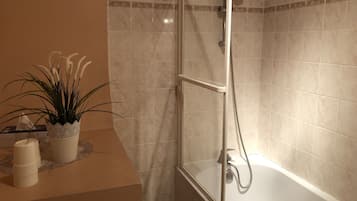 Traditional-Dreibettzimmer (Saumon) | Badezimmer | Haartrockner, Handtücher, Seife, Toilettenpapier