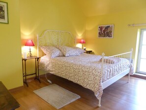 Traditional Double Room (Jaune) | Individually decorated, individually furnished, soundproofing, free WiFi - La Lézardière (Épeigné-les-Bois)