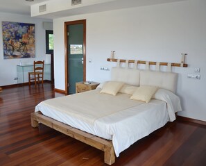 Deluxe Quadruple Room (3) | Minibar, individually decorated, individually furnished, soundproofing - Cortijo Media Legua (Vera)