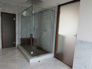 精品套房 | 浴室 | 大花洒淋浴喷头、免费洗浴用品、浴袍、拖鞋