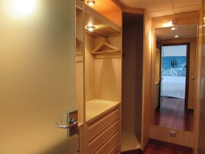 Chambre Quadruple Deluxe (2) | Salle de bain | Douche à « effet pluie », articles de toilette gratuits, peignoirs