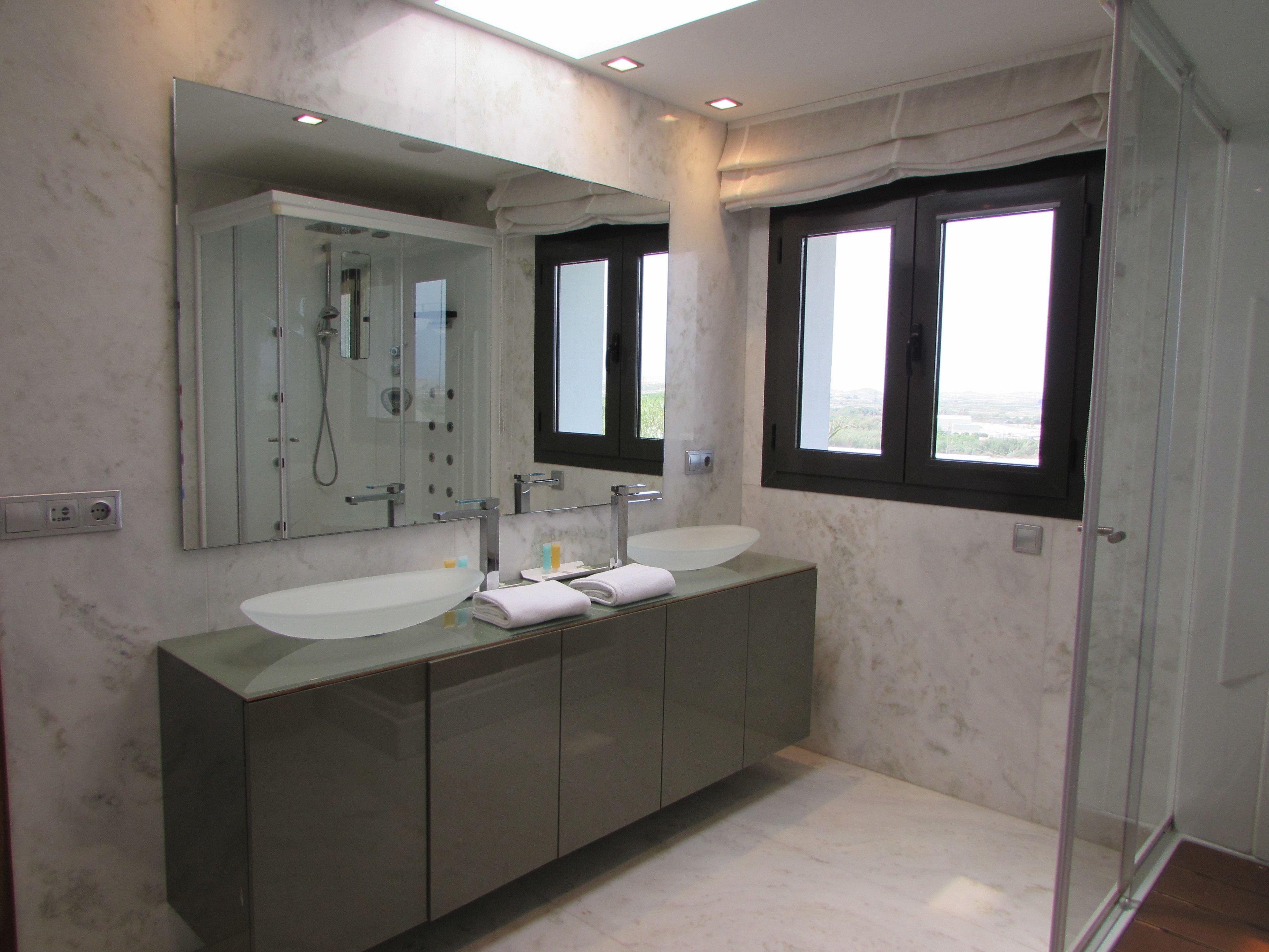 Deluxe Quadruple Room (2) | Bathroom | Rainfall showerhead, free toiletries, bathrobes, slippers