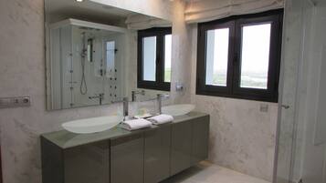 Deluxe Quadruple Room (2) | Bathroom | Rainfall showerhead, free toiletries, bathrobes, slippers