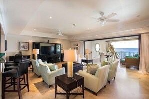 テレビ、DVD プレーヤー