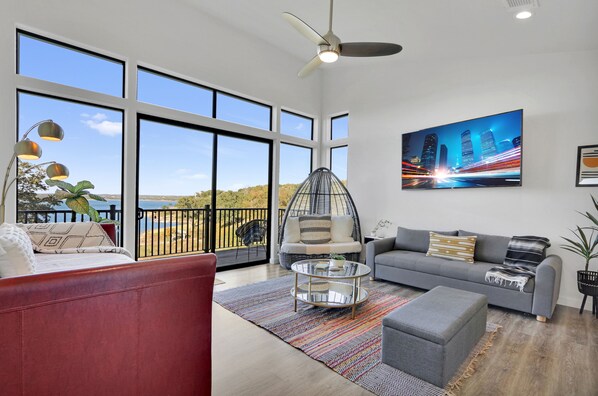 Televisión, chimenea y estéreo 