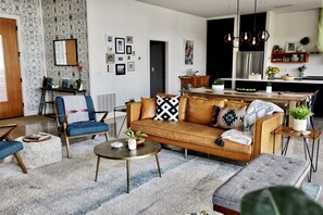 Televisión, chimenea y estéreo 