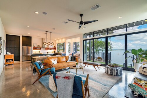 Luxury Getaway - Waterfront, 4 BD, hot tub, stargazing.