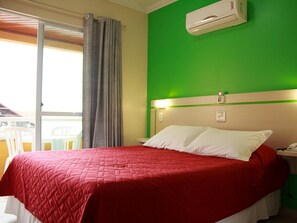 Standard Quadruple Room, Balcony | Minibar, in-room safe, blackout curtains, free WiFi - Bombinhas Praia Apart Hotel - Unidade Bem Te Vi (Bombinhas)